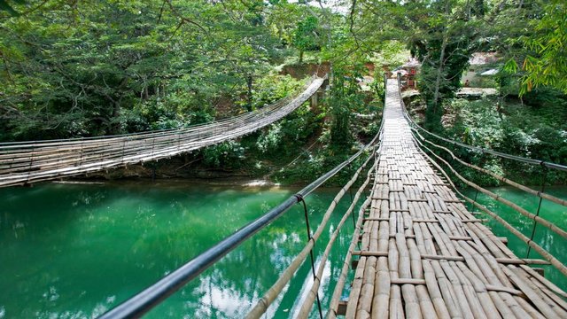Puente colgante de bambú en Sipatán