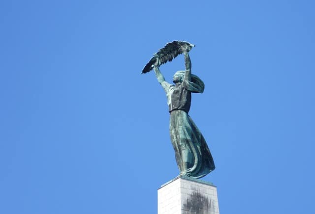 estatua de la libertad de budapest